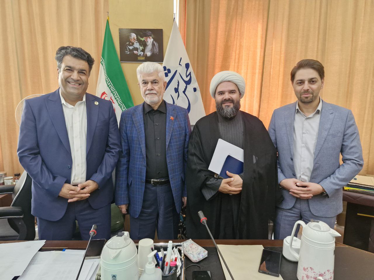 دیدار نمایندگان انجمن داروسازان خراسان رضوی با جناب آقای دکتر شهریاری رئیس محترم کمیسیون بهداشت و درمان مجلس شورای اسلامی در خصوص پیگیری داروخانه های دولتی در ایران و خراسان رضوی و مشکلات شیرخشک