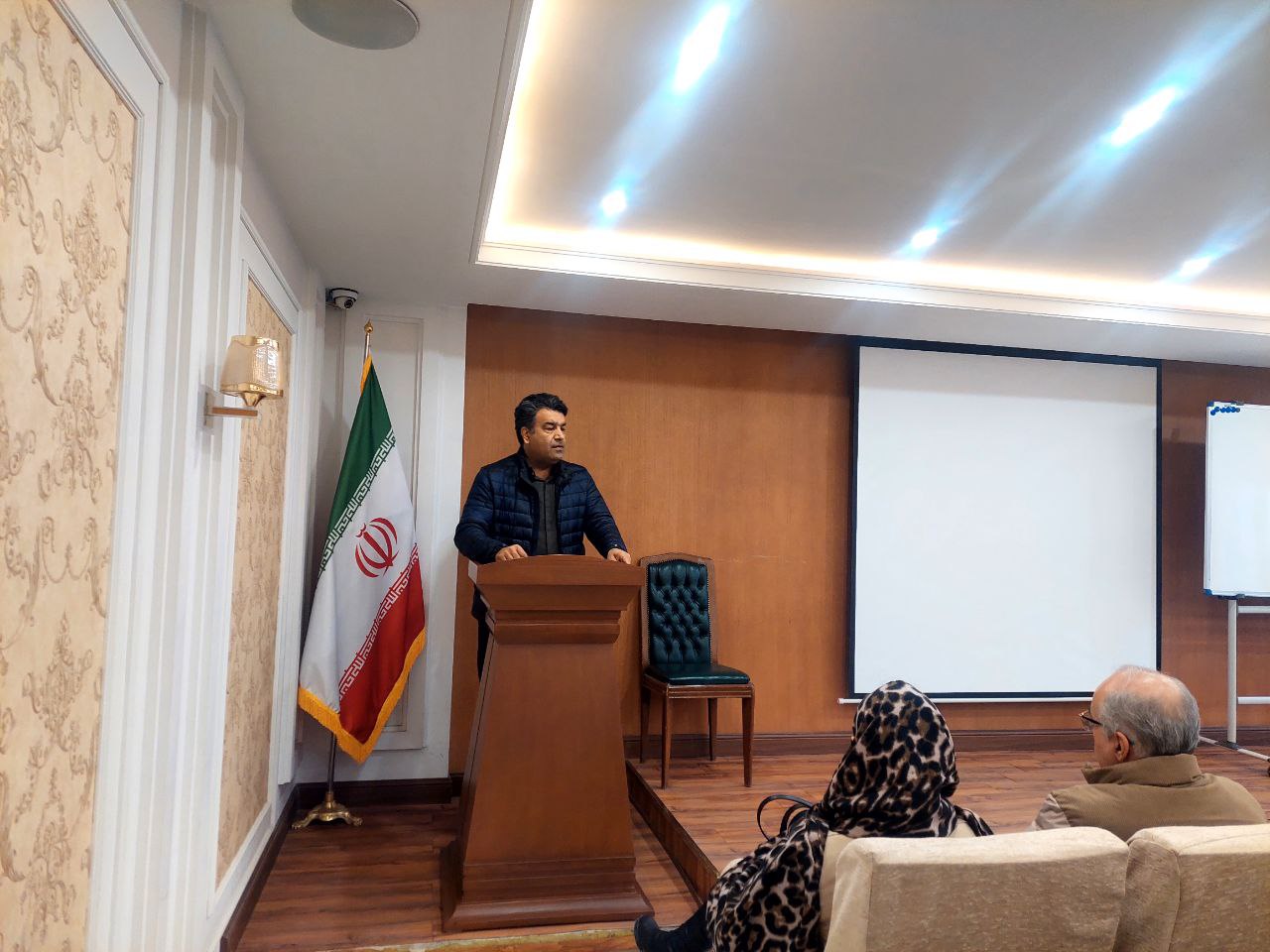 نشست هم اندیشی و تبادل نظر داروسازان متقاضی دریافت داروهای خاص با مدیر محترم اداره دارو و مواد تحت کنترل و دبیر محترم انجمن داروسازان خراسان رضوی