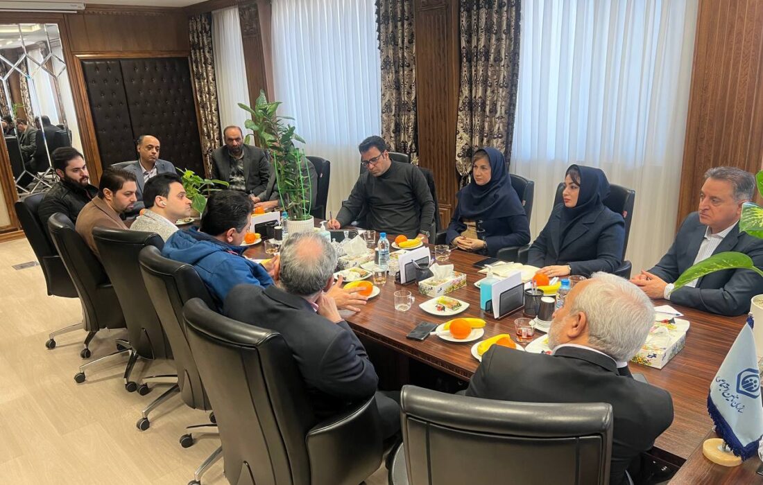 نشست اعضای هیات مدیره انجمن داروسازان خراسان رضوی و جمعی از همکاران  با مدیر محترم درمان  و معاونین ارجمند سازمان بیمه تامین اجتماعی استان