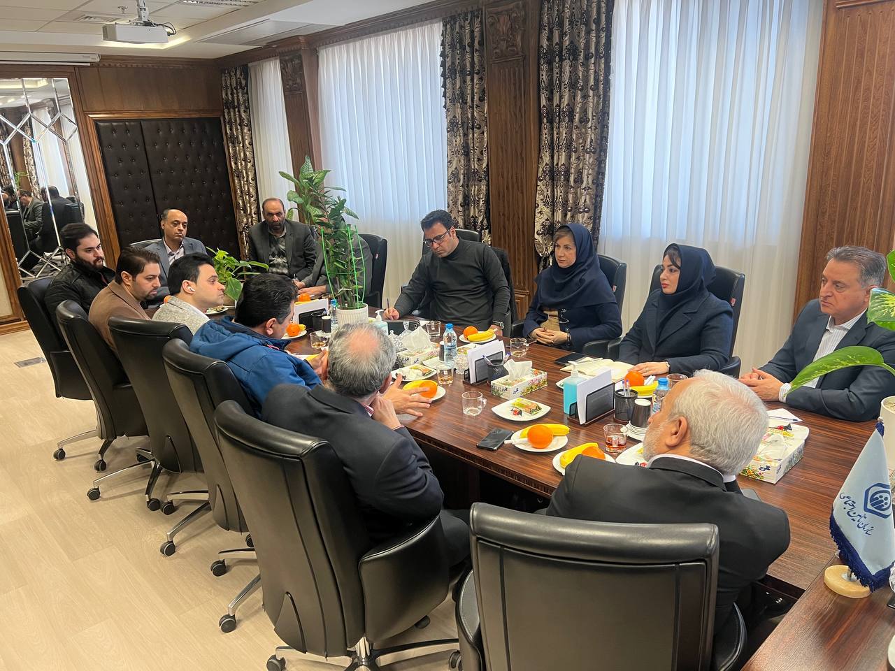 نشست اعضای هیات مدیره انجمن داروسازان خراسان رضوی و جمعی از همکاران  با مدیر محترم درمان  و معاونین ارجمند سازمان بیمه تامین اجتماعی استان