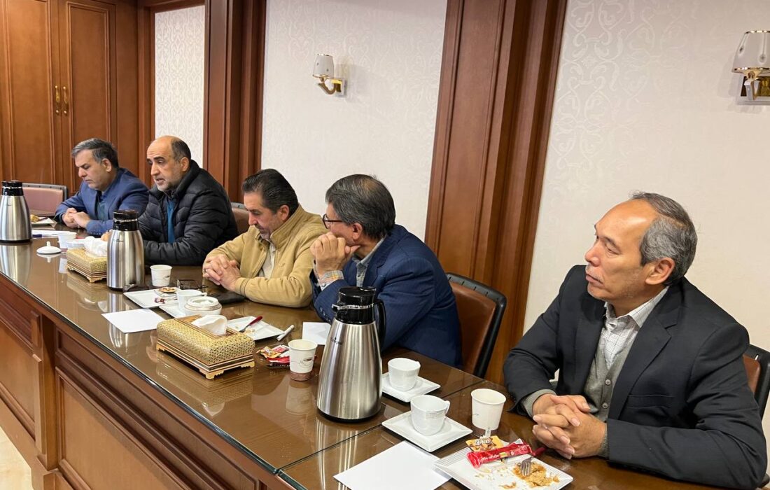 نشست دوستانه تعدادی از همکاران با اعضای هیات مدیره انجمن داروسازان خراسان رضوی