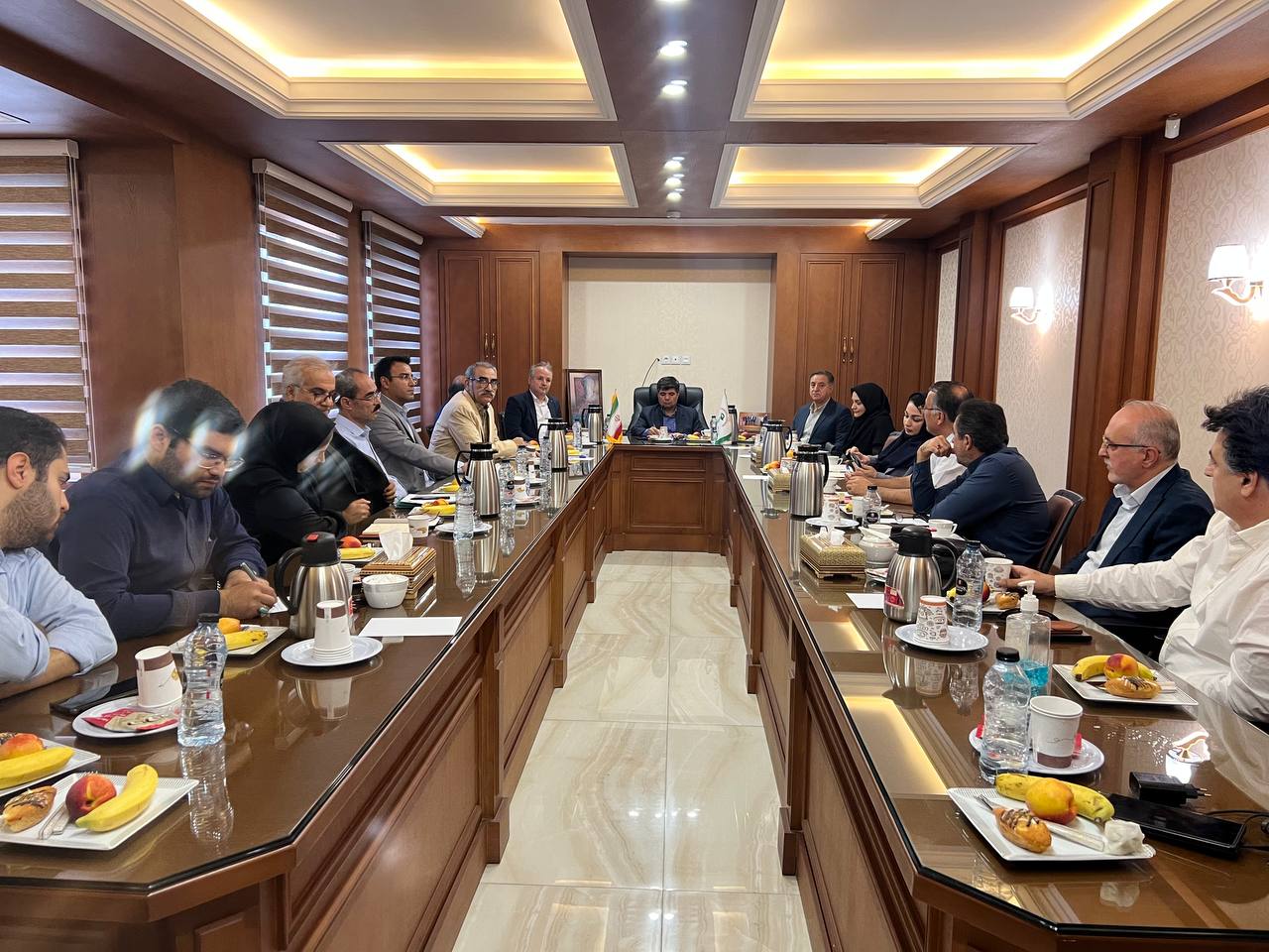 نشست هم اندیشی نمایندگان جامعه داروسازی با فرماندار محترم مشهد و معاونین ایشان، در محل سالن جلسات انجمن داروسازان خراسان رضوی