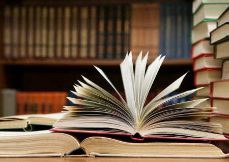 اهدای کتاب به کتابخانه انجمن داروسازان خراسان رضوی به نیت گسترش دانش و آگاهی