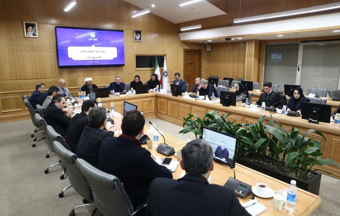 بررسی ارائه راهکارهای بهبود مشکلات و چالش های فعالان اقتصادی حوزه سلامت در جلسه کمیسیون سلامت